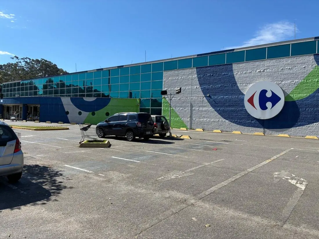 Estacionamento grátis do Carrefour Itaquera, entrada da lavanderia